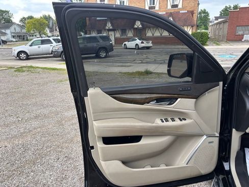 Used 2018 Cadillac Escalade ESV Luxury AWD/4WD image 9