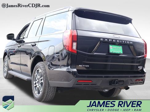 Used 2025 Ford Expedition Active AWD/4WD image 3