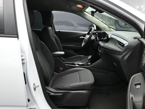 Used 2025 Buick Encore GX Preferred AWD/4WD image 7