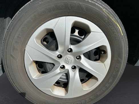Used 2021 Toyota RAV4 LE FWD image 10