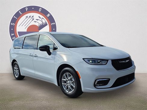 New 2026 Chrysler Pacifica Select image 2