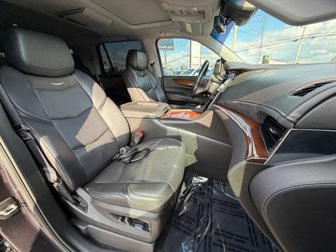 Used 2017 Cadillac Escalade Premium Luxury AWD/4WD image 17