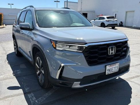 Used 2025 Honda Pilot Touring image 2
