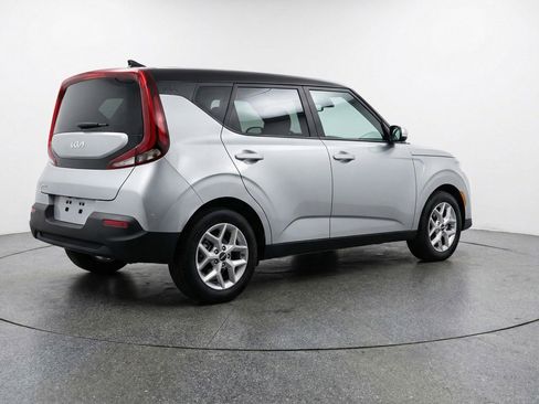 Used 2025 Kia Soul LX w/ LX Technology Package FWD image 9