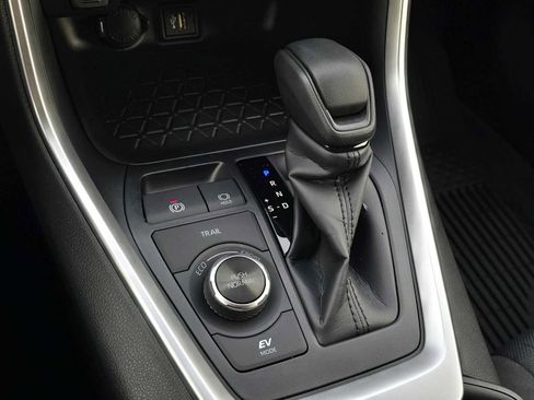 Used 2025 Toyota RAV4 XLE image 25