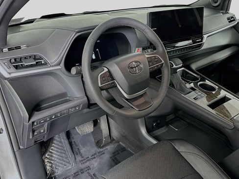 Used 2025 Toyota Sienna Platinum image 9