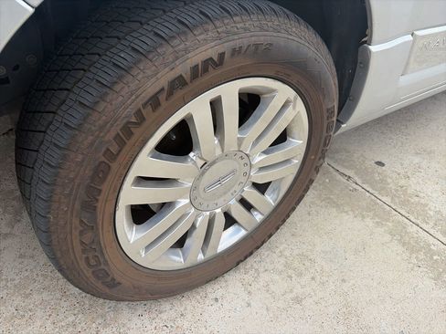 Used 2012 Lincoln Navigator L 2WD image 11