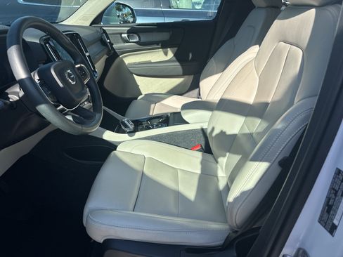 Used 2025 Volvo XC40 B5 Plus AWD/4WD image 10