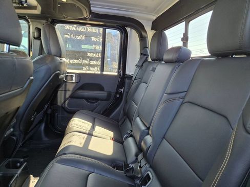 Used 2025 Jeep Gladiator Sport AWD/4WD image 13
