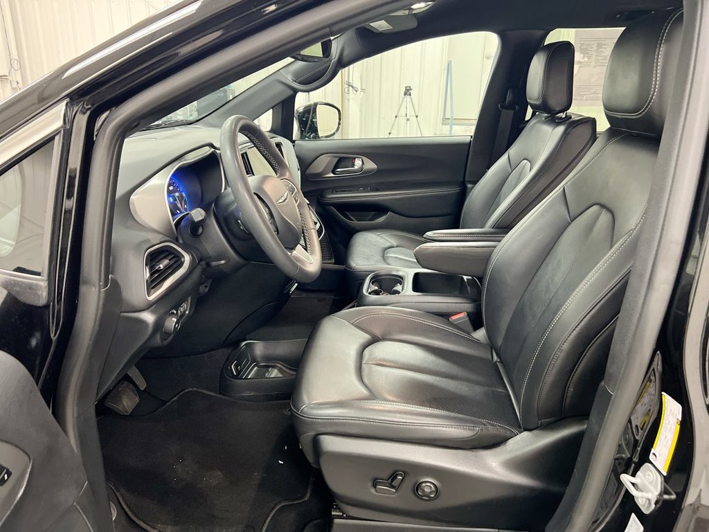 Used 2025 Chrysler Pacifica Select FWD image 19