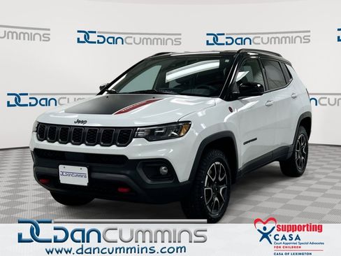 Used 2025 Jeep Compass Trailhawk w/ Trailer Tow Group AWD/4WD image 1