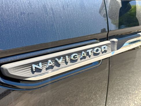 Used 2022 Lincoln Navigator Reserve AWD/4WD image 12