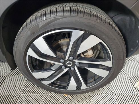 Certified 2025 Volvo XC40 B5 Plus AWD/4WD image 7