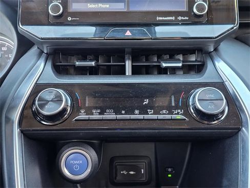 Used 2021 Toyota Venza LE image 16