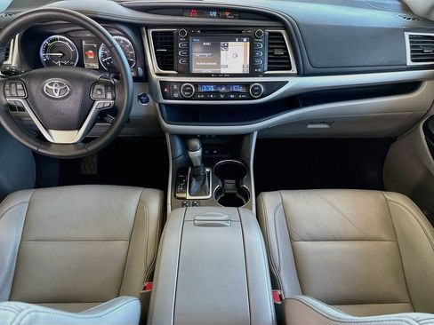 Used 2019 Toyota Highlander XLE AWD/4WD image 13