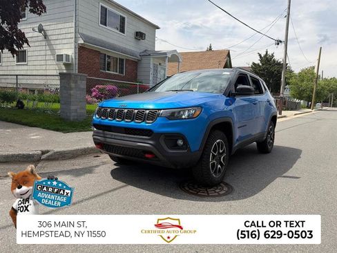 Used 2025 Jeep Compass Trailhawk AWD/4WD image 3