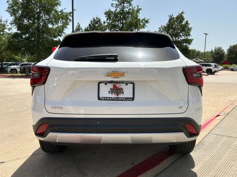 Used 2025 Chevrolet Trax LT w/ LT Convenience Package FWD image 7