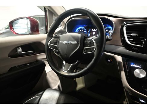 Used 2018 Chrysler Pacifica Touring-L FWD image 24