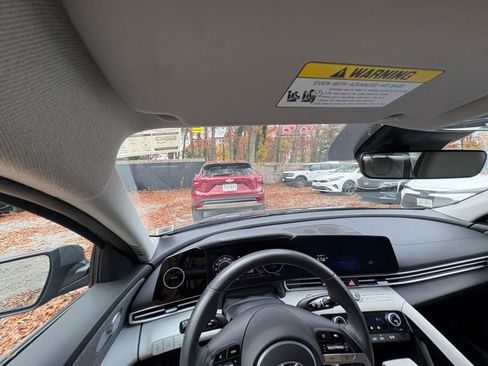 Used 2025 Hyundai Elantra Limited image 30