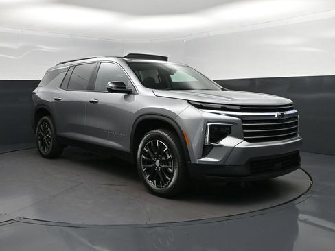 New 2026 Chevrolet Traverse LT w/ Sun and Wheel Package FWD image 9