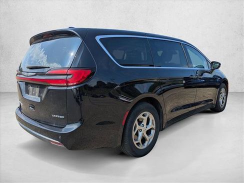 Used 2024 Chrysler Pacifica Limited FWD image 5