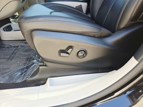 Certified 2024 Chrysler Pacifica Touring-L AWD/4WD image 38