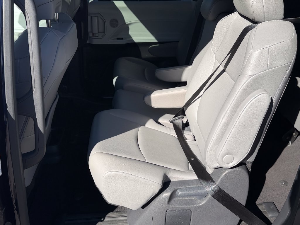 Used 2026 Toyota Sienna XLE FWD image 20