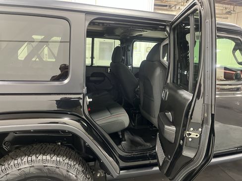 Used 2023 Jeep Wrangler Unlimited Rubicon w/ Cold Weather Group AWD/4WD image 16