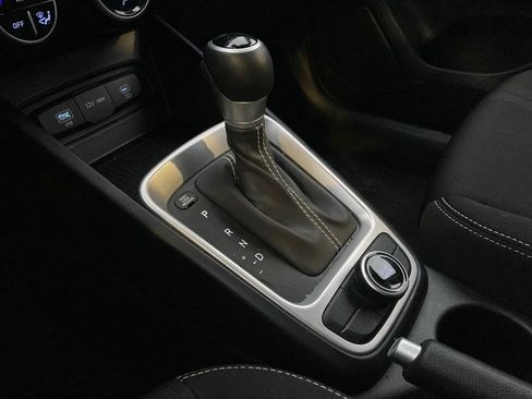 Used 2025 Hyundai Venue SEL image 27