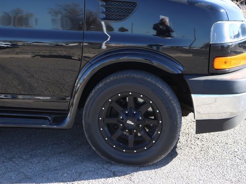 Used 2020 GMC Savana 2500 w/ Enhanced Convenience Package image 9