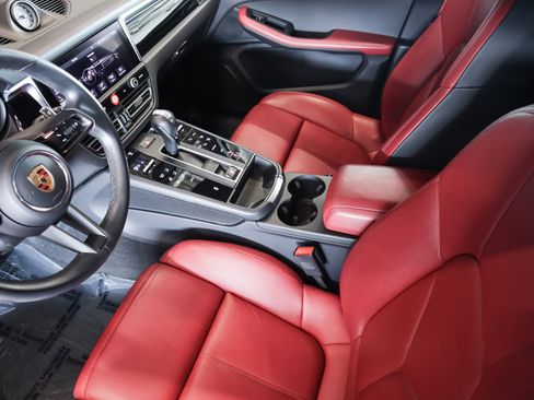 Certified 2023 Porsche Macan AWD/4WD image 17