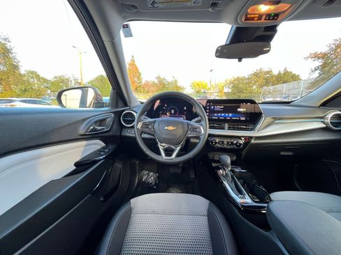 Used 2025 Chevrolet Trax LT w/ LT Convenience Package image 32