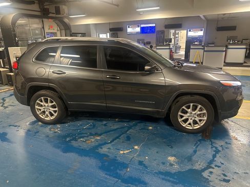 Used 2016 Jeep Cherokee Latitude image 4