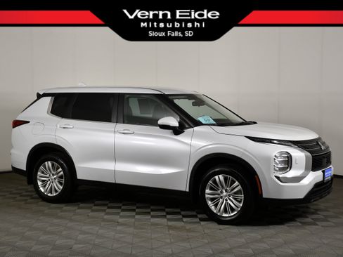 Used 2023 Mitsubishi Outlander ES AWD/4WD image 1