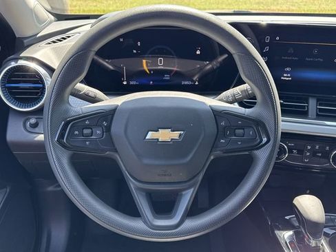 Used 2025 Chevrolet Trax LT FWD image 16