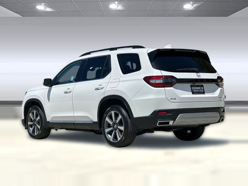 Used 2025 Honda Pilot Touring image 3