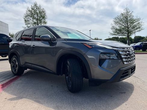 Used 2025 Nissan Rogue SV image 4