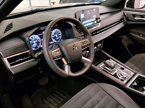 Used 2023 Mitsubishi Outlander SE Black Edition image 12