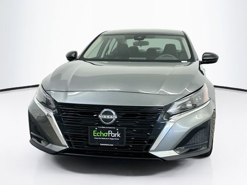 Used 2025 Nissan Altima 2.5 SV FWD image 2