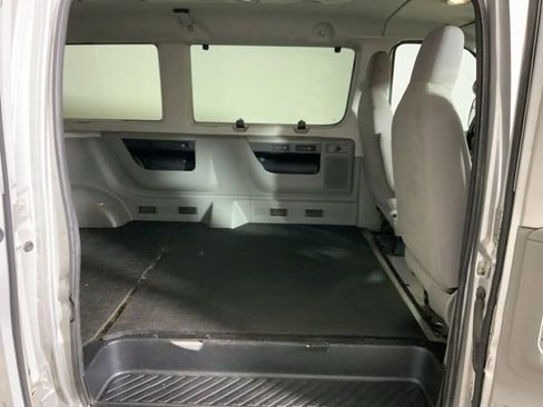 Used 2010 Ford E-350 and Econoline 350 XLT image 32