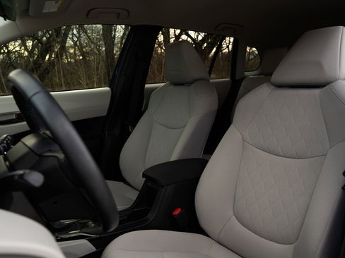 Used 2022 Toyota Corolla Cross LE image 17