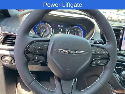 Used 2025 Chrysler Pacifica Limited w/ Uconnect Theater Family Group FWD image 11