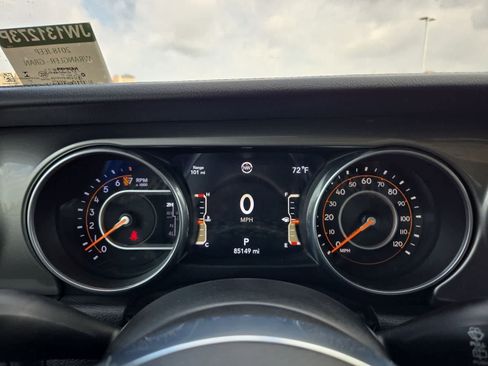 Used 2018 Jeep Wrangler Unlimited Sahara AWD/4WD image 30