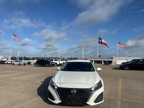 Certified 2023 Nissan Altima 2.5 SV FWD image 4