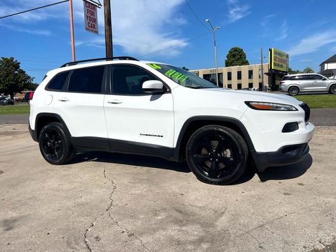 Used 2016 Jeep Cherokee Latitude image 4
