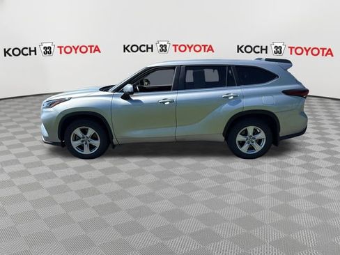 Used 2024 Toyota Highlander LE AWD/4WD image 4
