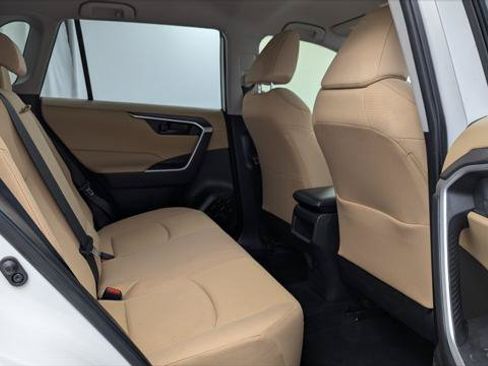 Used 2019 Toyota RAV4 LE FWD image 19