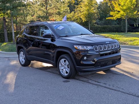 Used 2022 Jeep Compass Latitude image 2