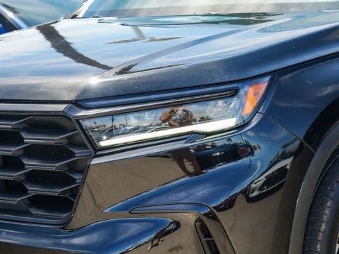 Used 2025 Honda Pilot Sport image 7