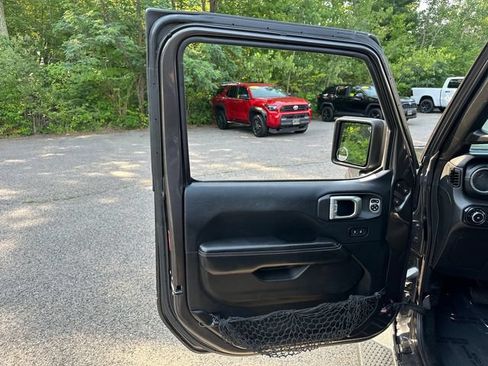 Used 2018 Jeep Wrangler Unlimited Sahara AWD/4WD image 24